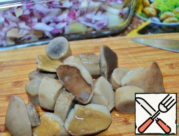 Cut the pickled mushrooms into slices and put them in a salad bowl.