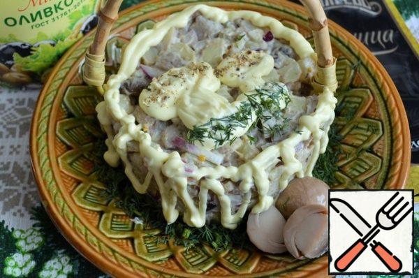 Remove the serving ring.
Garnish with mayonnaise, herbs, mushroom powder.