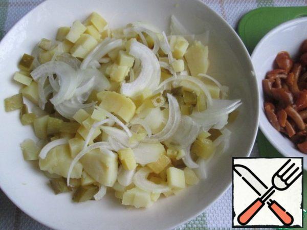 Combine potatoes, cucumber and onion. Stir, and then add the mushrooms.