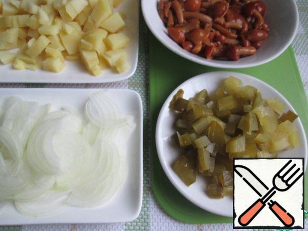 Cut the potatoes and pickles into cubes. If desired, you can take two cucumbers.
Cut the onion into thin feathers.
Remove the pickled mushrooms from the jar and drain the liquid.