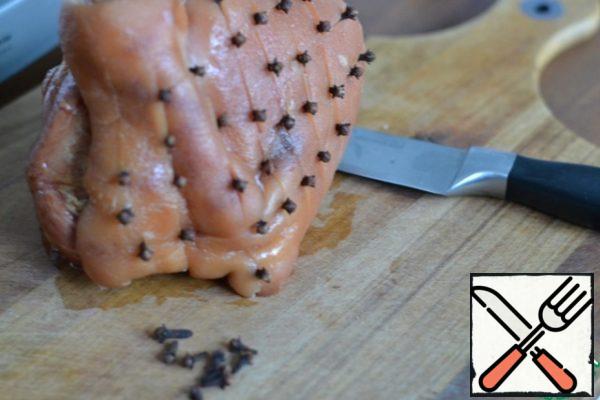 Wash and dry the meat.
Use a knife to cut off the skin and insert the cloves.

