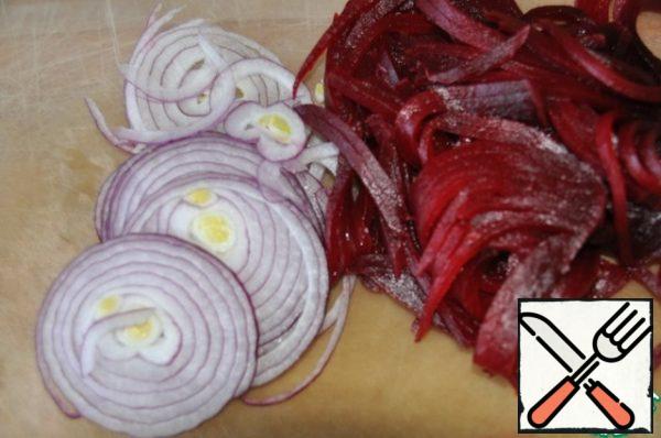 Bake or boil the beets in advance, peel, cut (or three) thin strips. Peel the onion and cut it into (three) thin rings.
