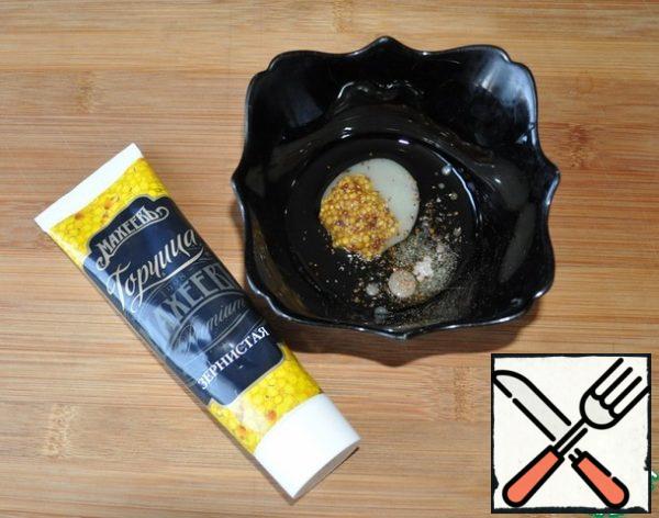 Preparation of the gas station. Mix mustard with grains, I have "Grainy", olive oil, honey, lemon juice, a mixture of salt and pepper. Mix it.