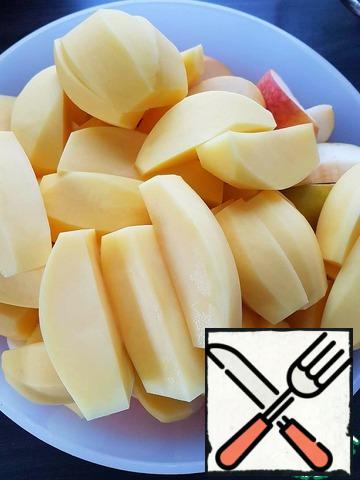 Peel the potatoes and cut them into slices.