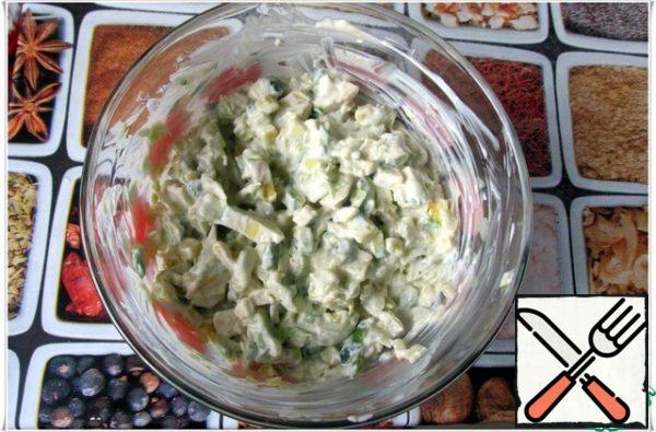 In a bowl, mix the iceberg, avocado and mayonnaise. You can add a little salt, but it seems superfluous to me.