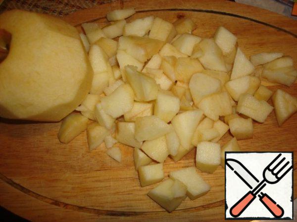 For strudel we need 4 sheets of puff pastry. I chose yeast, each stack 2 of sheet. Apples to clear and cut into cubes. Extinguish them with two tablespoons of water for 5 minutes until softening.
