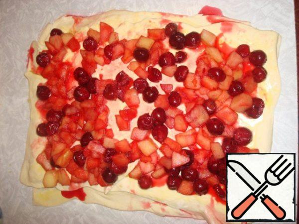 Spread fruit mixture on the dough evenly and roll roll.