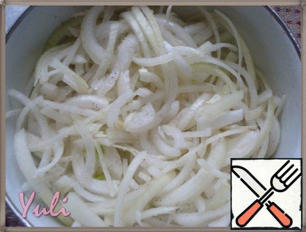 Onions cut into half rings, marinate: vinegar + sugar + vegetable oil, salt and pepper.
Leave for an hour to marinate, then drain.