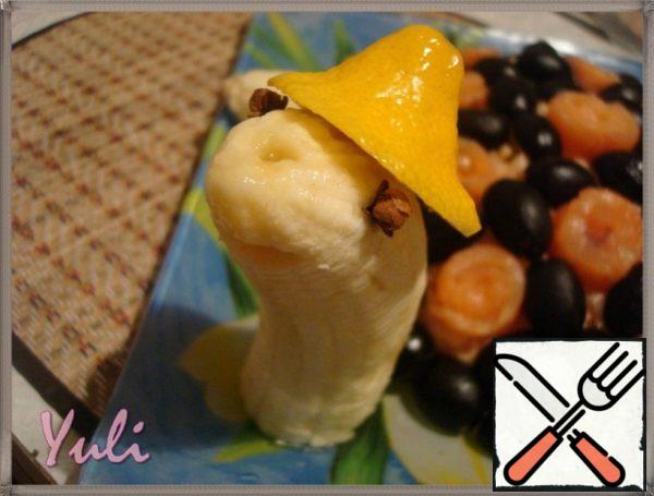 Eyes-carnation, mouth and nose just cut with a knife.
Hat - top of the lemon.
Banana in this salad acts solely as a decoration, it can then be eaten for dessert)