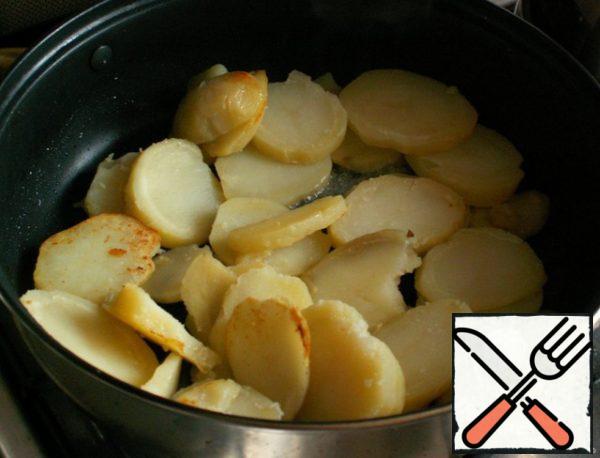 Boiled potatoes peel from their skins, cut into circles. Fry in warm butter for 10 minutes over medium heat.