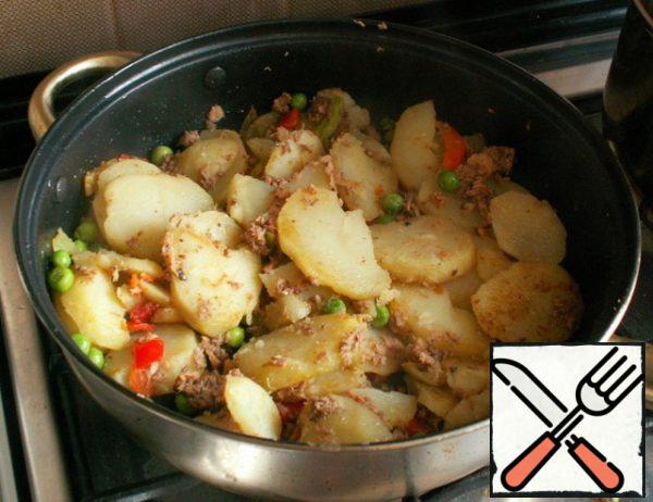 Finely chop the pepper, add together with the peas and tuna to the potatoes. Fry for a couple of minutes.
