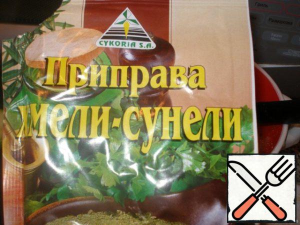 Season the minced meat with salt, pepper, hops-suneli.
