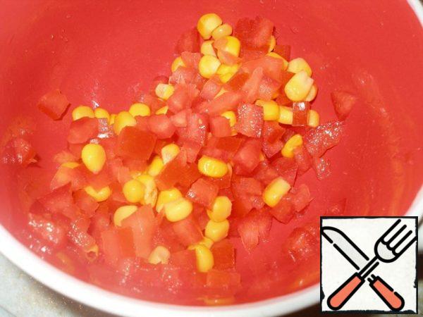 Wash the tomato and finely chop, removing the seeds.
Mix the tomatoes with the corn.