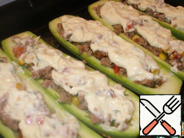 Cheese mass grease stuffed zucchini and put in a preheated oven for 20-25 minutes.