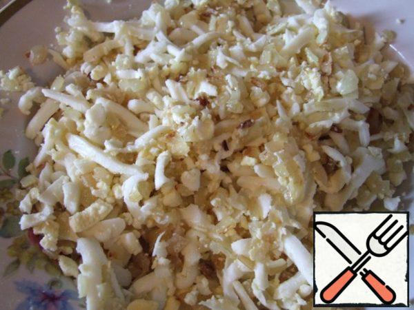 Boil 3 eggs, peel and RUB on a coarse grater. 2 onions finely cut, fry until Golden brown in vegetable oil, put on a paper napkin and allow to drain excess oil. Mix eggs and onions.
