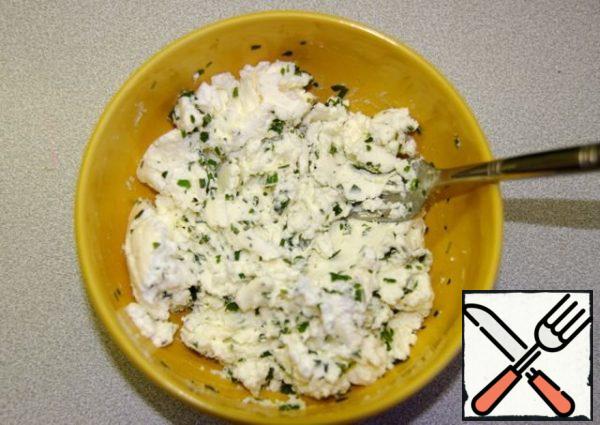 In cottage cheese add squeezed garlic (I have 1 tooth, because children do not like this taste), chopped mint or other herbs, salt, pepper to taste. Mix everything.
