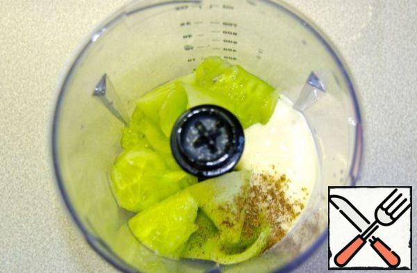 The remaining middle of the cucumbers with sour cream, salt, pepper break in a blender.