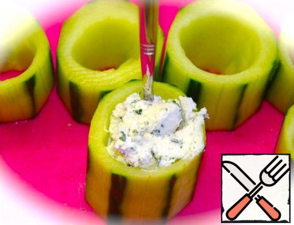 Pour the cucumbers with the curd mixture.
