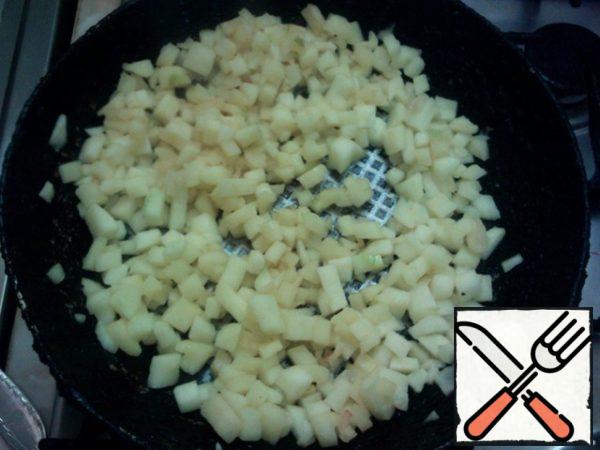 Lightly fry the apples in butter.
