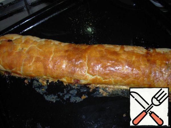 Bake in a greased frying pan at 180 degrees for about an hour. Brush the finished roll with butter. When it cools down a little, sprinkle with powdered sugar. Enjoy your tea!