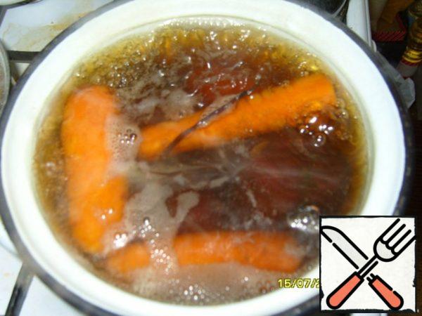 Boil the vegetables before boiling: potatoes, carrots, beets.
