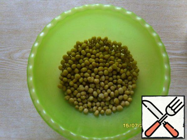 While vegetables are cooling down, put green peas in cooked dishes (the sequence of adding ingredients is not important, afterwards everything will be mixed).