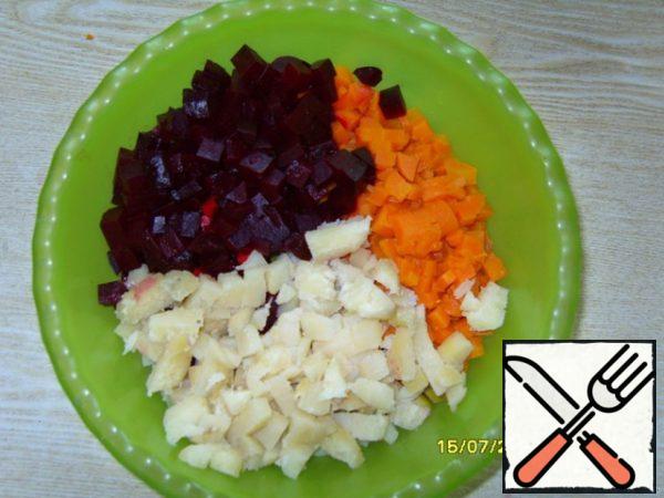 After the vegetables have cooled, cut them into cubes and also add to all the ingredients.
