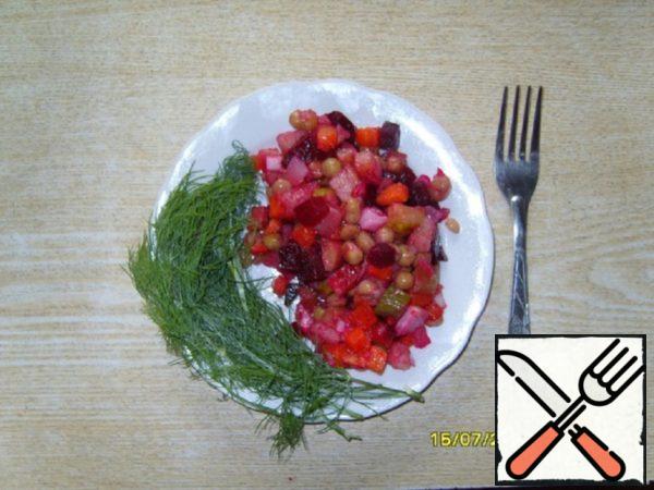 You can put it in the refrigerator for an hour or two so that the dish is infused, or you can immediately decorate it and serve it to the table. Simple and delicious.