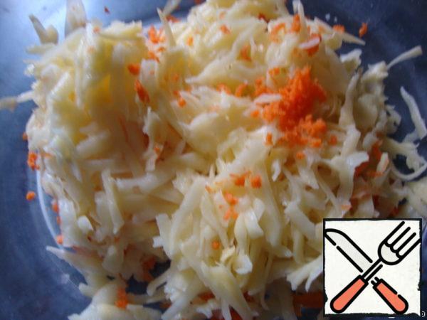 Grate carrots and potatoes (if desired, you can take only potatoes).