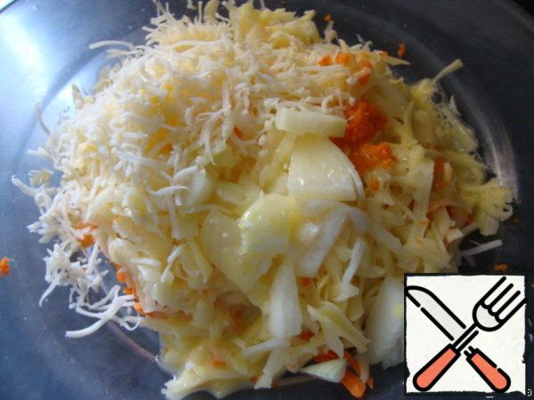 Chop the onion, add it to the vegetables, and add eggs, cheese and salt-pepper to taste. Stir.