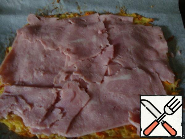 Put thin slices of ham on top of the roll. And roll up. You can dream up: instead of ham put minced meat, mushrooms, processed cheese... Everything you love.