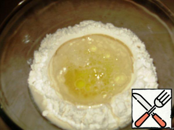 Pour flour and salt into a bowl, make a recess in the middle and break an egg into it and pour in water and vegetable oil. With a fork, whisk the liquid with flour, then knead the dough with your hands on a board.
