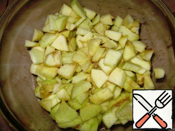 Mix cottage cheese and sour cream and, continuing to stir, add vanilla sugar, egg and butter.
Peel the apples, cut into 4 pieces, remove the core, cut into slices.
