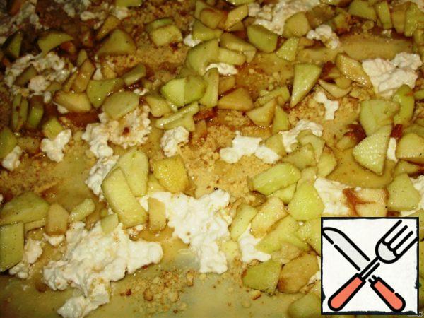 Brush with the curd mass and put it on top of the apples.
