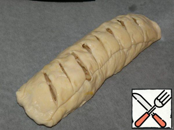 I just defrosted this roll for so much, then it started to stick and I didn't think about the oil to lubricate my hands, to take and beautifully transfer it to parchment, because I got "it" seam up and in order not to lose hope that everything would work out for a reason, I made cross-sections and smeared the surface of this beauty with a testicle for blush. I put all this household in the oven, preheated to 200g and as it browned, I decided that it was ready))