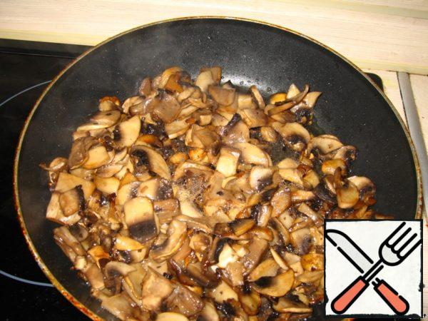 Chop the mushrooms coarsely and fry in oil over high heat, stirring constantly.
