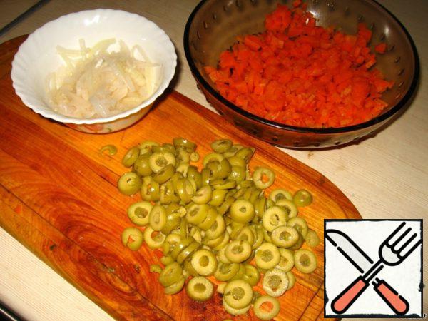 Cut the olives into slices. Cut the carrots into cubes.
