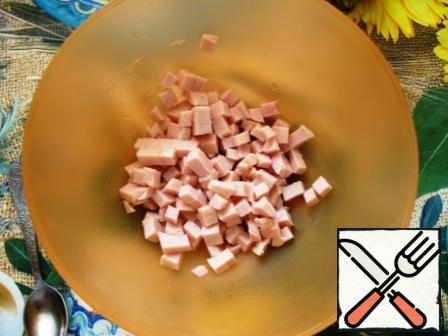 Cut the ham into cubes.