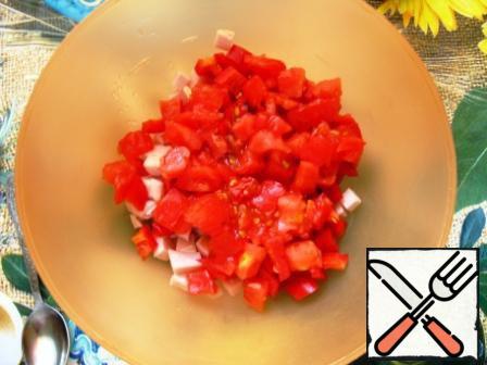 Cut tomatoes into cubes.
If you want, you can clean the seeds and cut only the walls, then the salad will be more dry, and oil and vinegar will need a little more. And can be cut tomatoes as there is, then they would give juice.