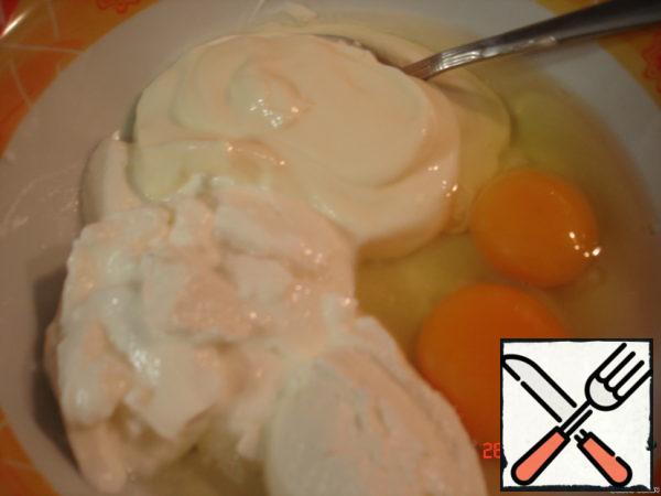 Filling any.
The number of ingredients is calculated on 2 pies for a frying pan of 26 cm.
Mix mayonnaise, sour cream, eggs.