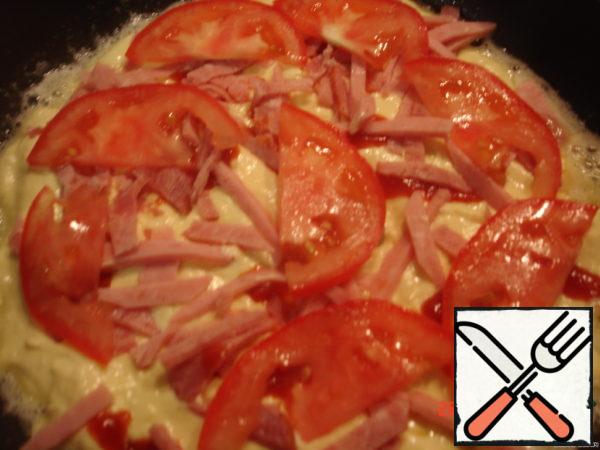 Next, stack the products as you like and what you want. The main condition - the cheese should be last layer.
I put ham, tomatoes, olives, previously made a net with ketchup.