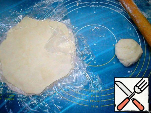 Remove the dough in a warm place for 30 minutes, cover with a towel.
Knead the dough again. Cutting a piece, roll out the dough into a small cake about 1 mm thick (the thinner, the better).