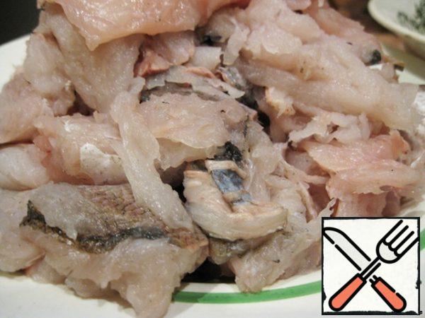 Wash the fish. Remove the comb. Cut into slices.
