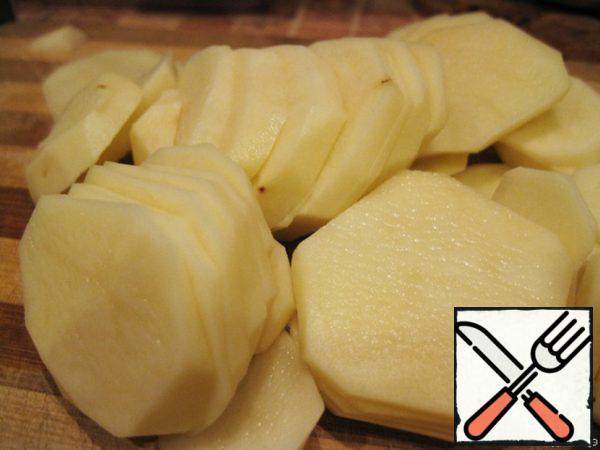 Potatoes peel and cut into rings.