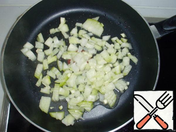 Briefly fry onions and garlic in vegetable oil.