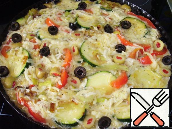 Grease the mold with oil, put the stewed vegetables, pour the cheese-egg mixture.
