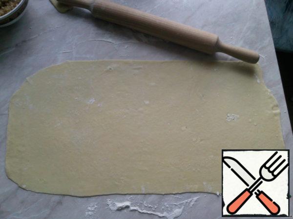 Roll out the dough into a layer 2-3 mm thick.