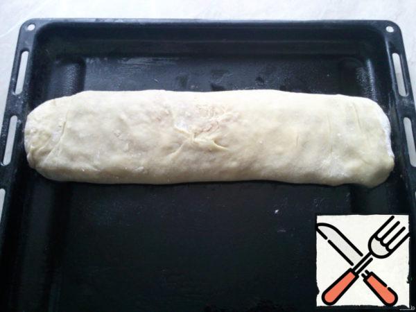 Roll into a roll, place the seam down on a greased baking sheet.
Bake for 40 minutes at 180 * C.
For 5 minutes until ready to grease the strudel with butter and send back to the oven. The finished strudel sprinkle with powdered sugar.