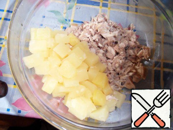 Add pineapples without syrup (if the pieces are very large, you can cut them).
