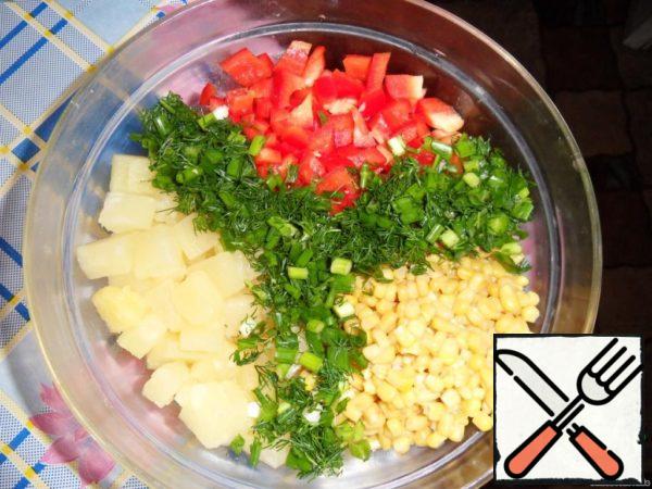 Add diced pepper (I always take red, if for guests, gives flavor to the dish, but if just for myself, you can have any), there is corn without liquid and dill with onions.
